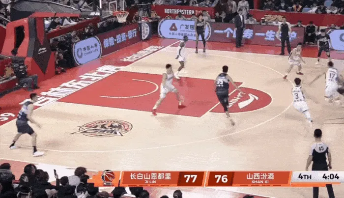 奇异果体育-姜伟泽面对4人包夹，强硬突破跳投拿下2分